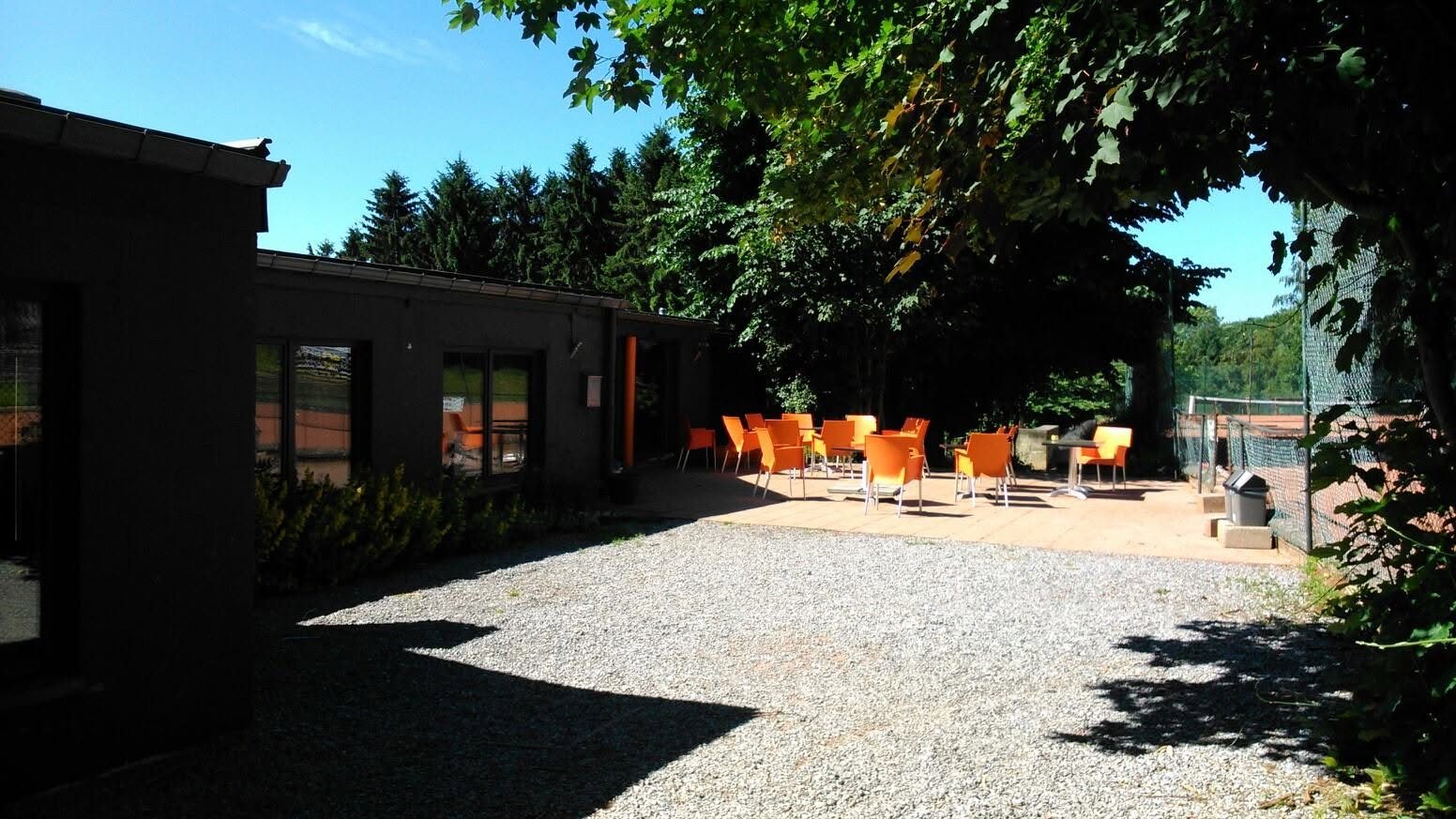 La terrasse et les courts du Magic Tennis Of Braives